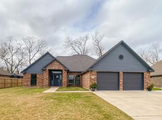 207 Oyster Bend Ln, Lake Jackson, TX 77566