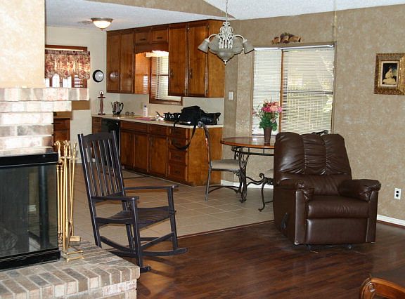 5th image of 2409 White Dr
