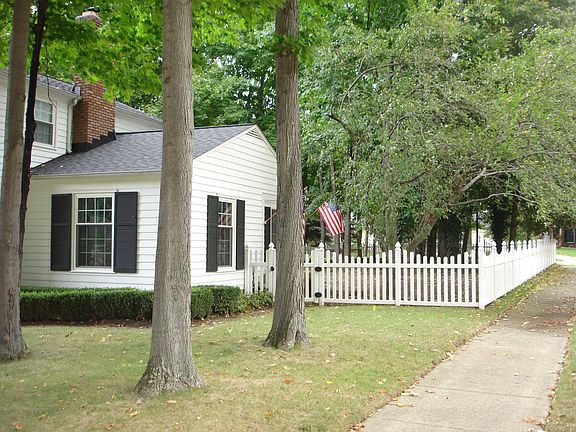 Corner lot w/ Fenced yard