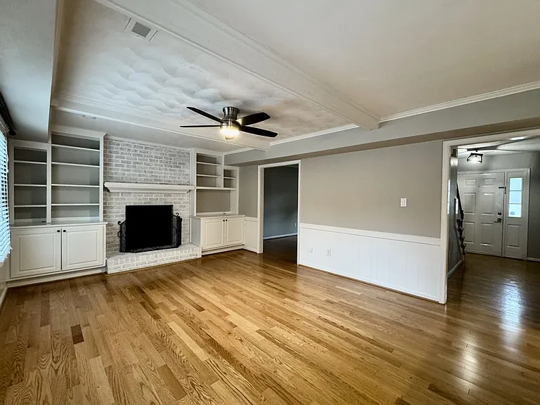 965 Commodore Dr — Photo 17