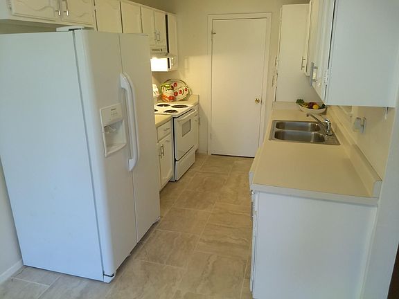 Kitchen - Includes Refrigerator and Oven!