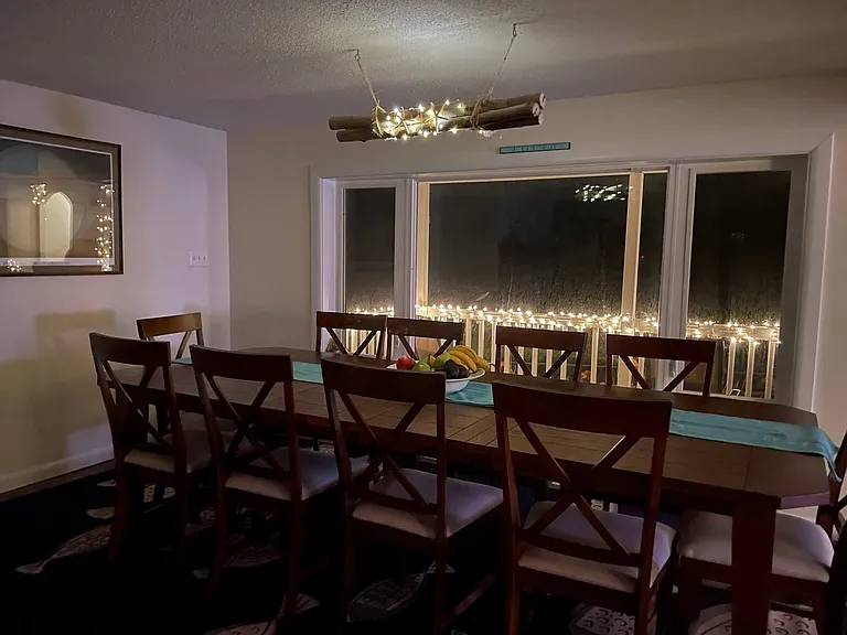 10-person table