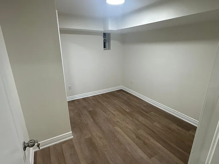 138 Sutherland Ave — Photo 6