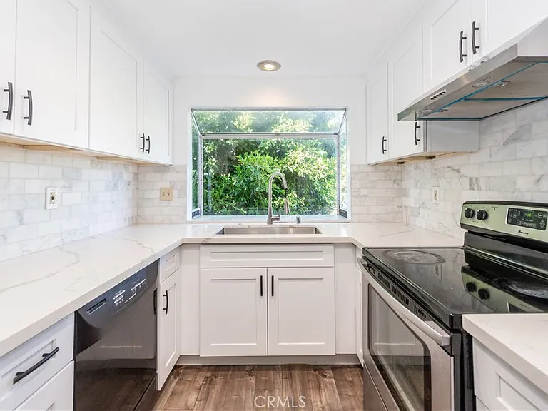 375 Stanford Ct #9 — Photo 5