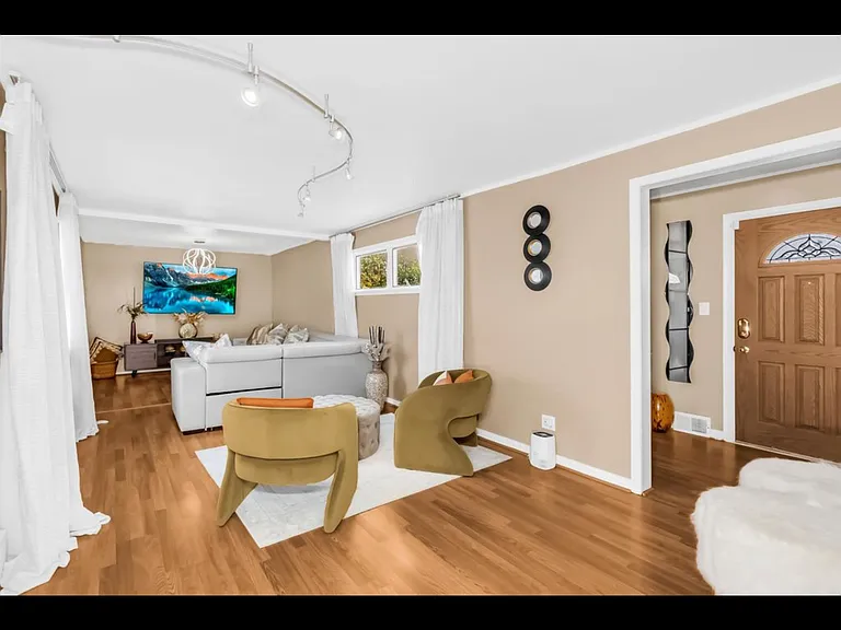 1155 James Ave — Photo 5