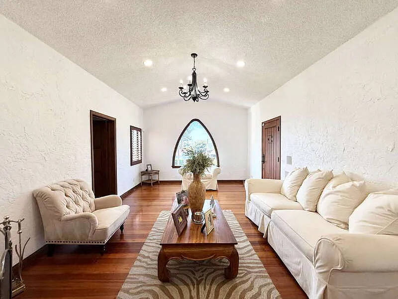 3 bed, 3.0 bath, 2899 sqft, $5,995 — Photo 2