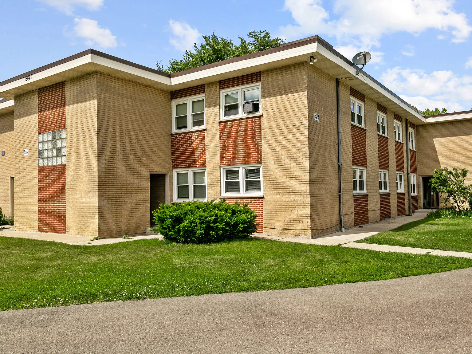 3 bed, 1000 sqft, $1,695 — Photo 1