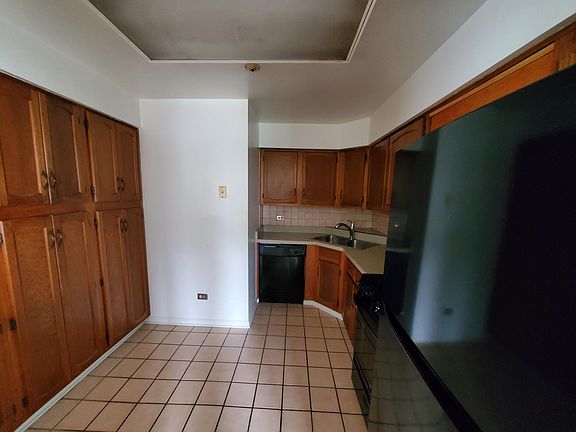 Great kitchen space. Possible eat-in arrangement