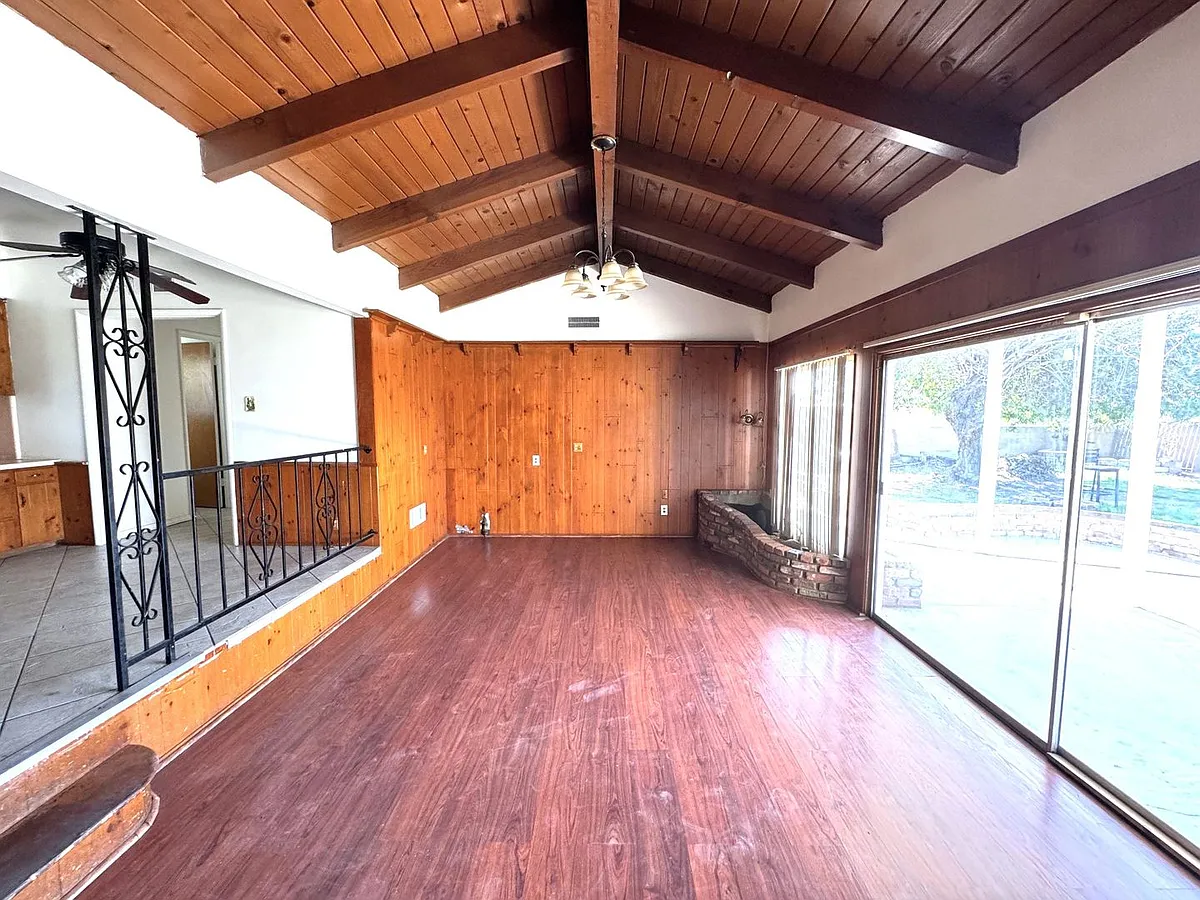 Building Photo - 1008 N Primrose Ave