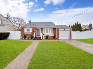 160 Catherine Ave, Franklin Square, NY 11010