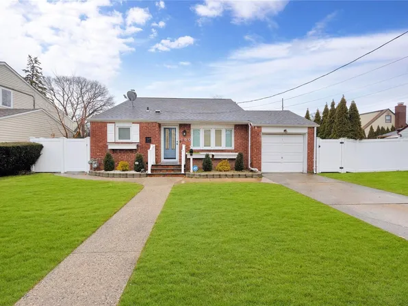160 Catherine Avenue, Franklin Square, NY 11010