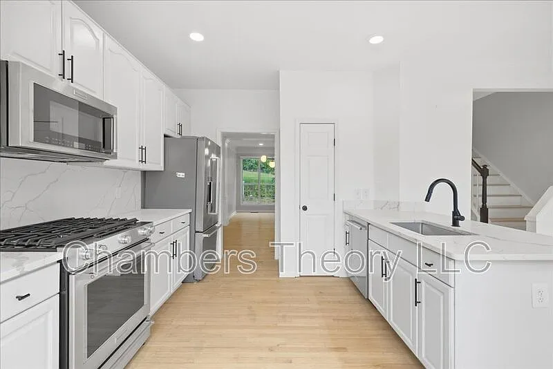 3 bed, 3.0 bath, 2340 sqft, $4,000 — Photo 3