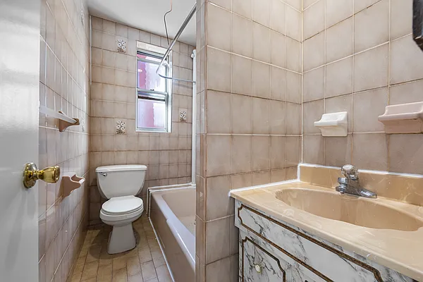 Rented by Signature Property Realty | media 32