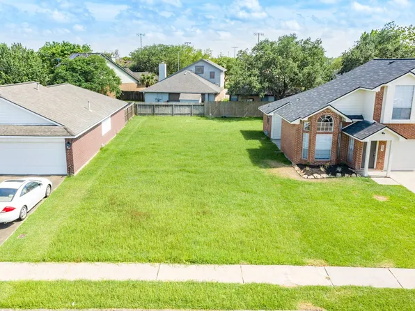 105 Cacao St, Lake Jackson, TX 77566