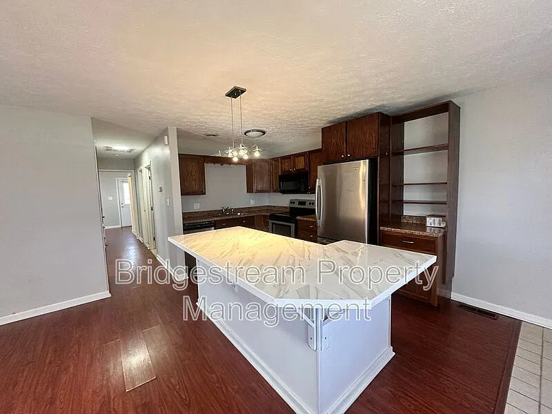 2 bed, 1.5 bath, 747 sqft, $1,095 — Photo 1