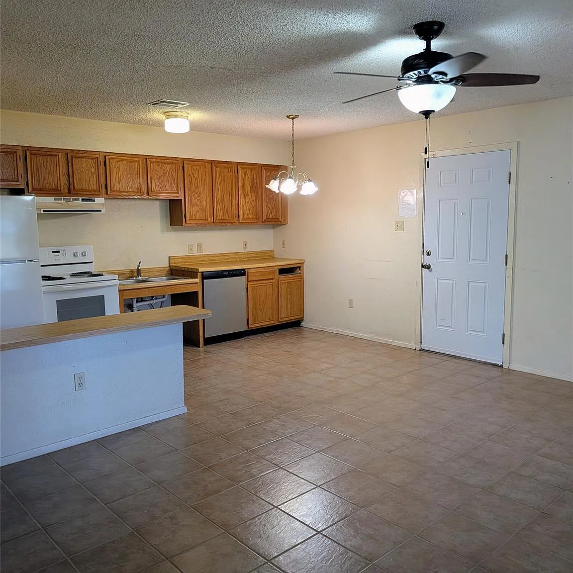 3 bed, 3.5 bath, 1428 sqft, $1,650 — Photo 3