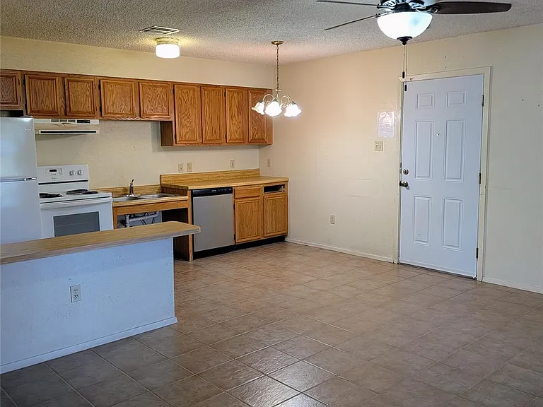 1507 Earle St — Photo 3