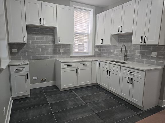4th image of 1227 N Parkside Ave #1