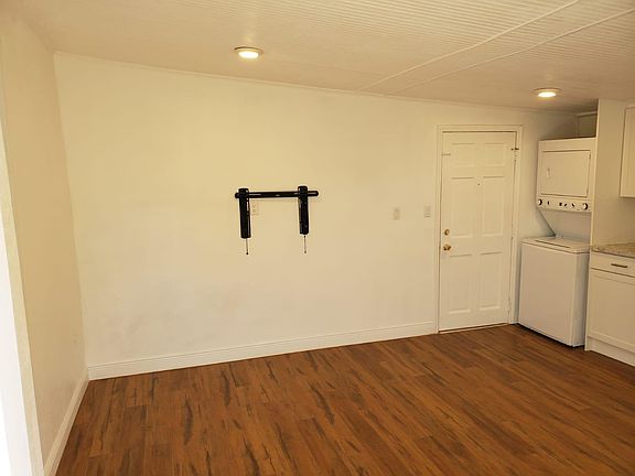 5th image of 506 Hillcrest St #D