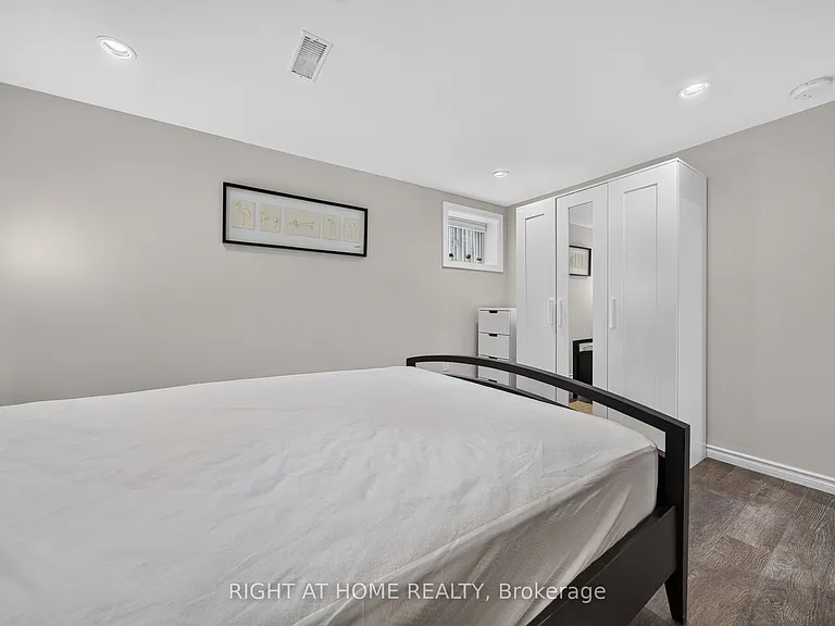 1599 Sandgate Cres #LOWER — Photo 19