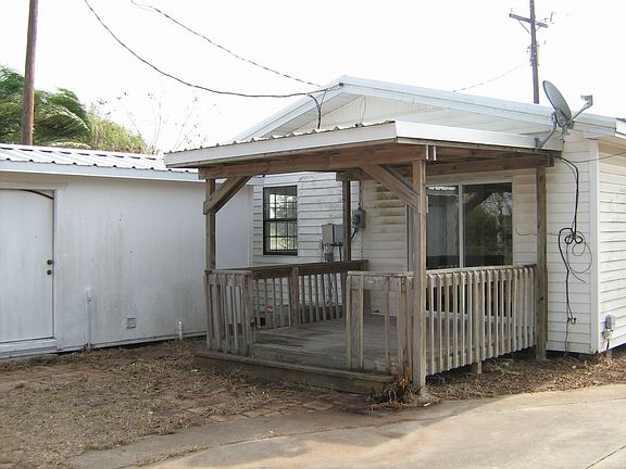 Covered porch, 8'X16' storage with water heater, washer/dryer hookups