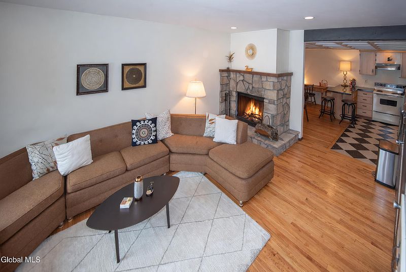 5th image of 11 Overlook UNIT J