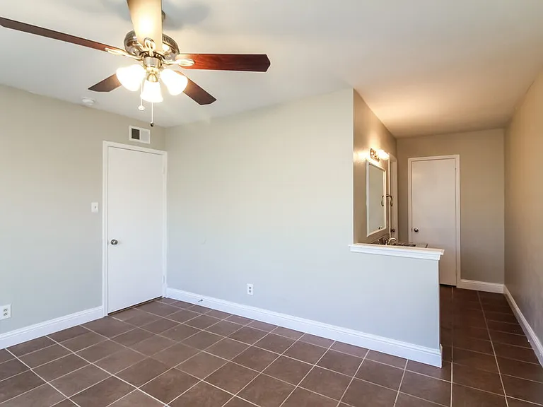 131 London Ln — Photo 8