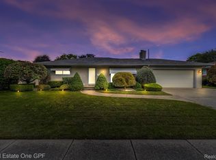 580 Moorland Dr, Grosse Pointe Woods, MI 48236