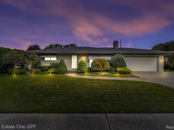 580 Moorland Dr, Grosse Pointe Woods, MI 48236