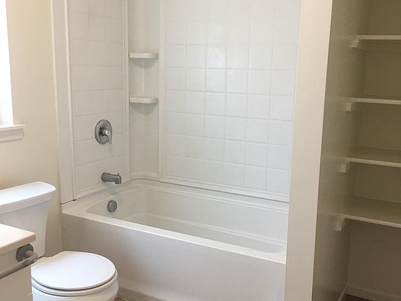 4th image of 518 Boyes Blvd #B