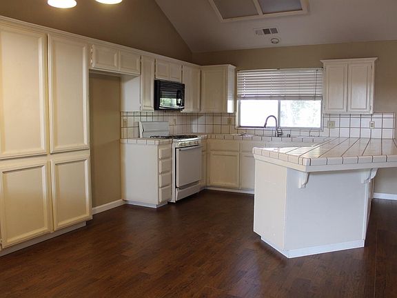 5th image of 2924 E Pershing Ct