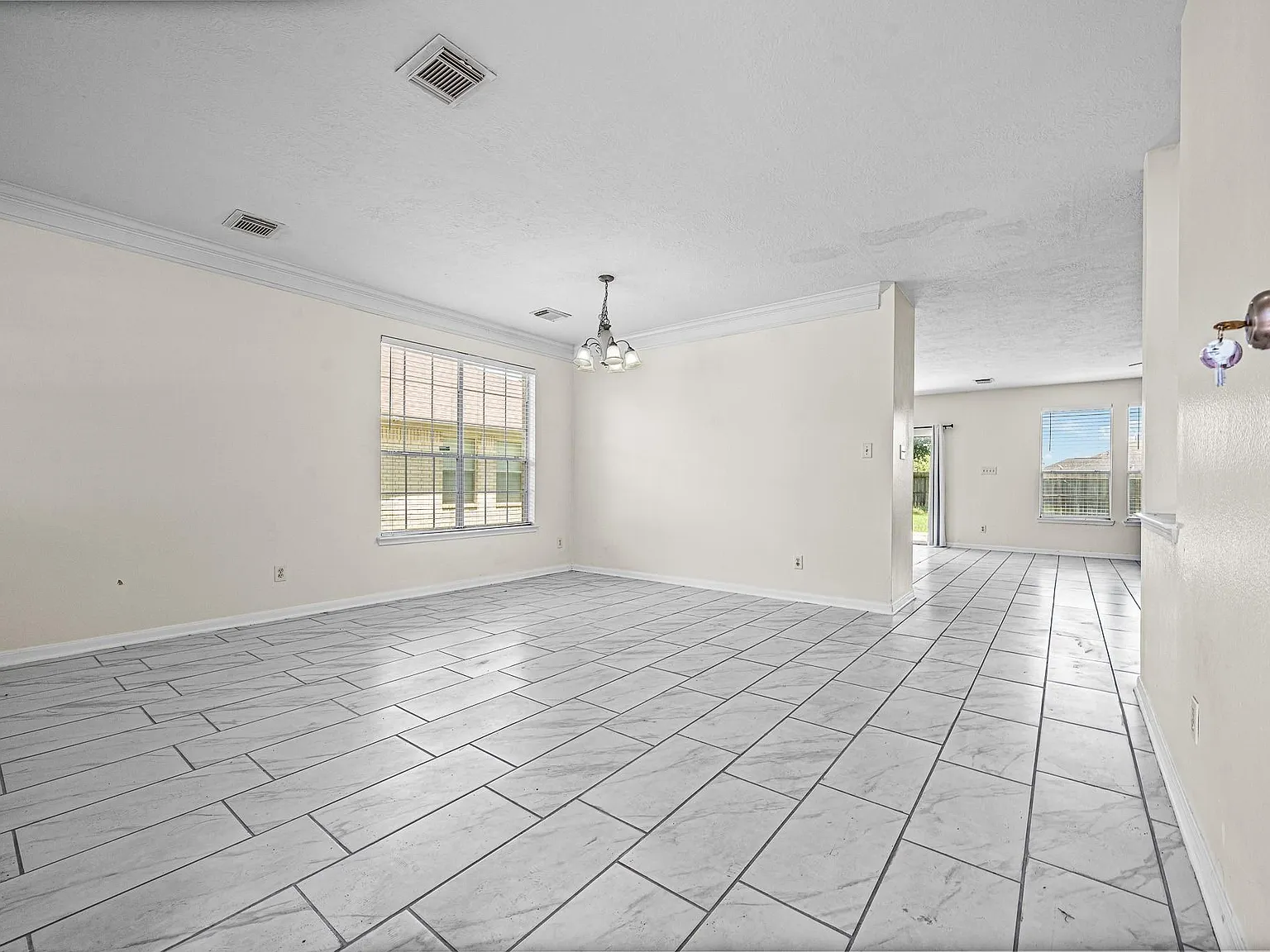 5 bed, 2.5 bath, 2844 sqft, $2,500 — Photo 4