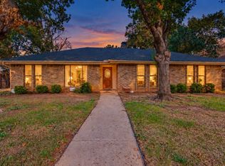 2403 Radcliffe Dr, Arlington, TX 76012