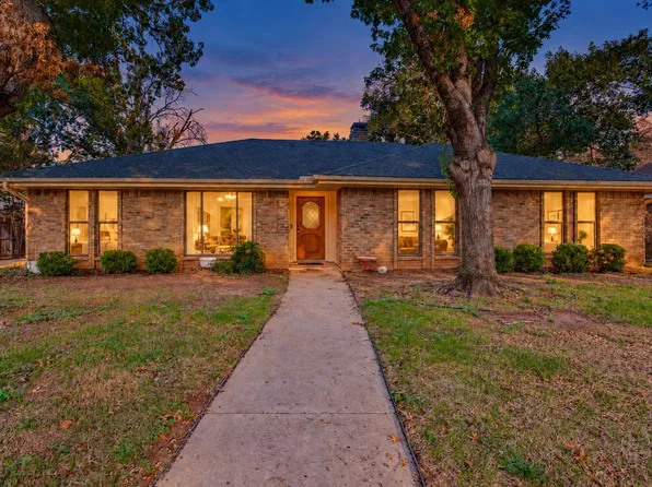 2403 Radcliffe Dr, Arlington, TX 76012