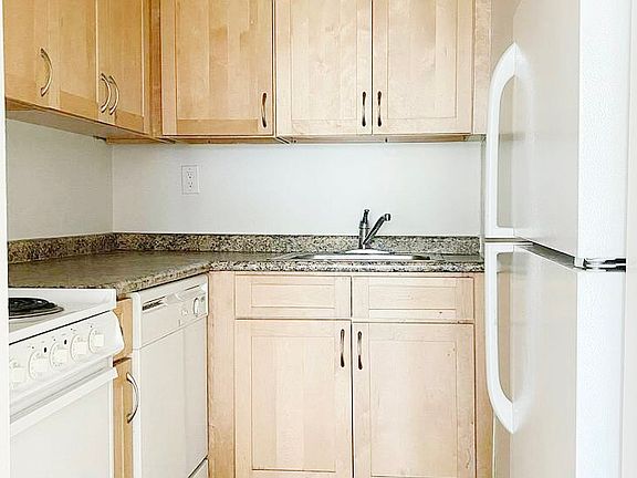 4th image of 423 E 90th St APT 4B