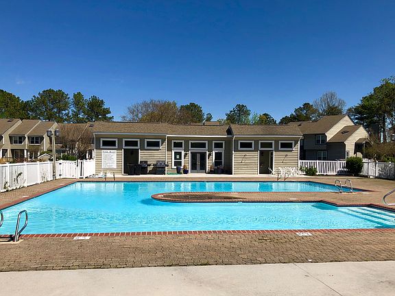 Beautiful community pool 