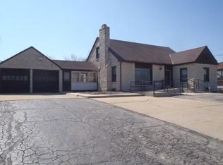 2915 W Layton Ave, Greenfield, WI 53221