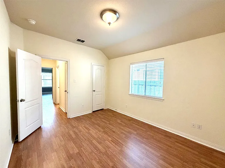 9404 Caliente Dr — Photo 11