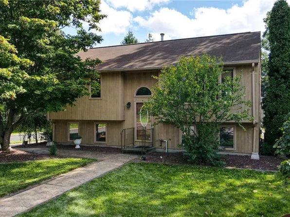 27 Saddlebrook Dr, West Warwick, RI 02893