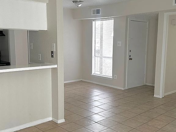 3rd image of 2911 Kendale Dr #2B
