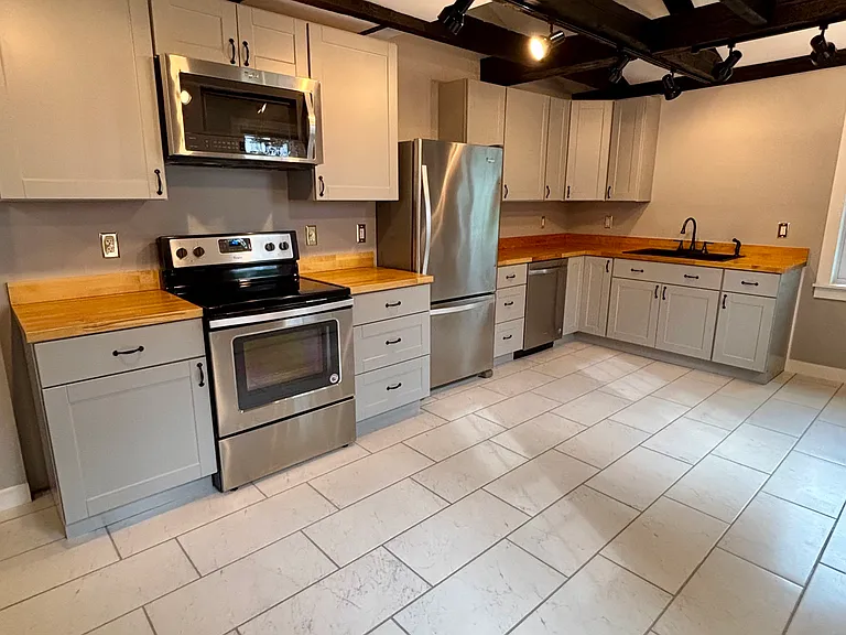 11-13 Elm St #11 — Photo 2
