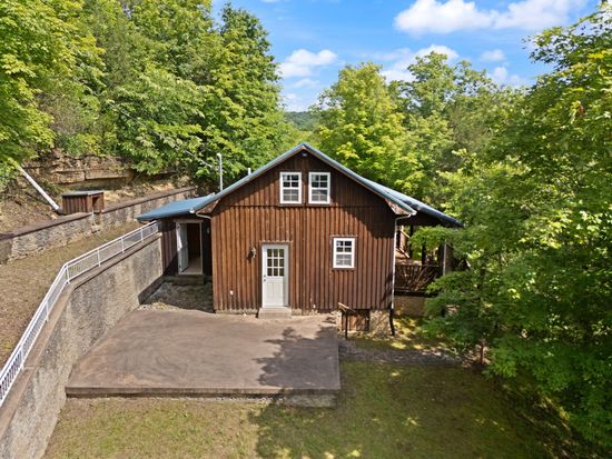 1205 Burton Williams Rd, Irvine, KY 40336