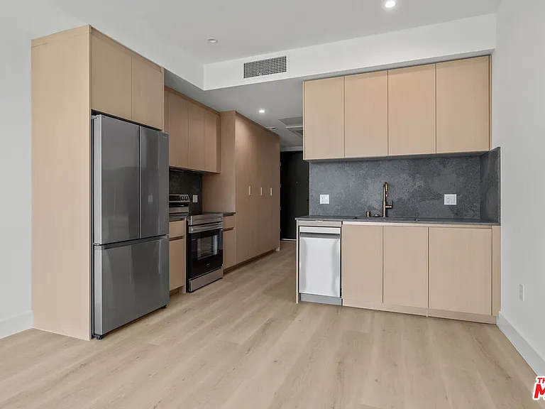 1808 Lincoln Blvd #204 — Photo 11