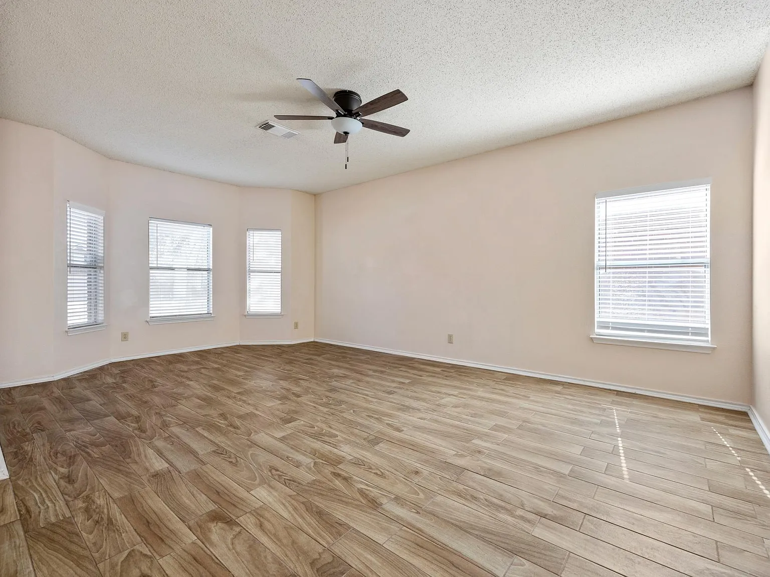 4 bed, 2.5 bath, 3496 sqft, $2,495 — Photo 3