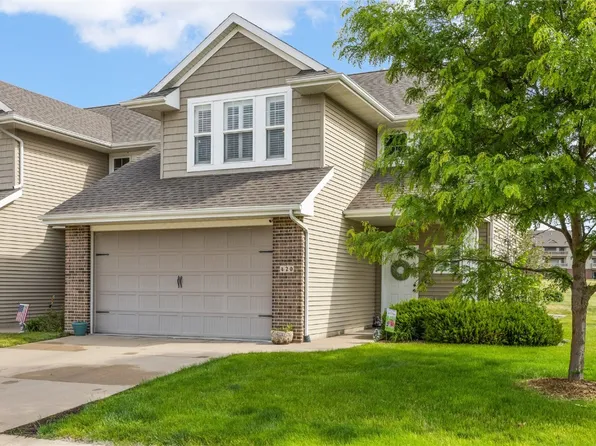 420 Cimarron Dr, Hiawatha, IA 52233