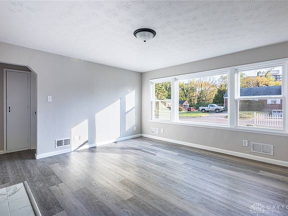 3rd image of 121 Castlewood Ave