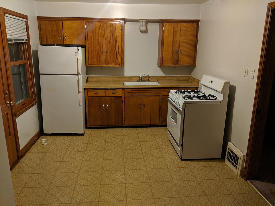 Kitchen with Eat In Area