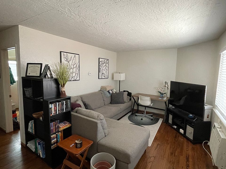 Ground floor apt with a light and airy living room with hardware floors