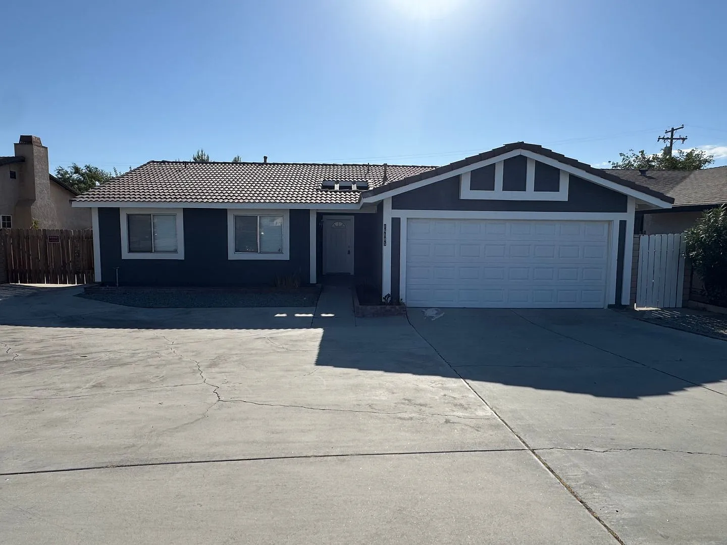 spacious 3 bedroom 2 bath home with large yard, indoor laundry room — Photo 1