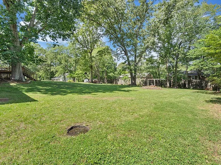 405 Oakland Cir — Photo 31